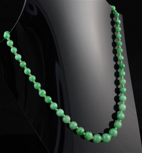 A single strand graduated jadeite bead necklace, 17in.